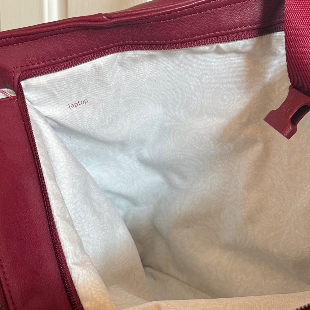 🍋 Lululemon: Elegant Burgundy Tote Bag - Picture 13 of 16